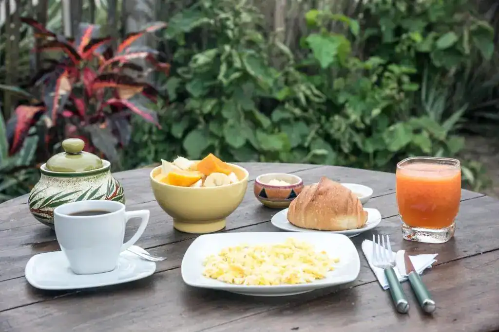 Home 4 Desayuno en áeas comunes de La Góndola Hostería en Montañita